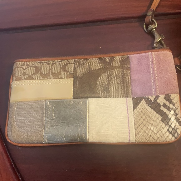 Coach multi patch Wristlet - Picture 4 of 7